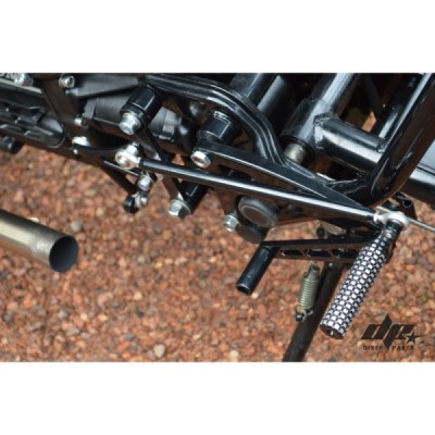 Front sets – driver’s footrest – Honda CX500 cafe racer scrambler-silver